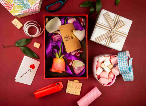 Custom Box Hampers Bandung Solusi Kemasan Premium untuk Berbagai Kebutuhan Salah satu jenis kemasan yang saat ini banyak diminati adalah custom box hampers Bandung. Baik untuk kebutuhan hadiah perusahaan, hampers Lebaran, Natal, Imlek, ulang tahun, pernikahan, maupun promosi produk